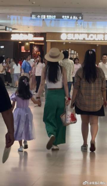 吴倩女儿长这么大了家人们！不知道大家有没有注意到，曾经那个古灵精怪的 “赵默笙”