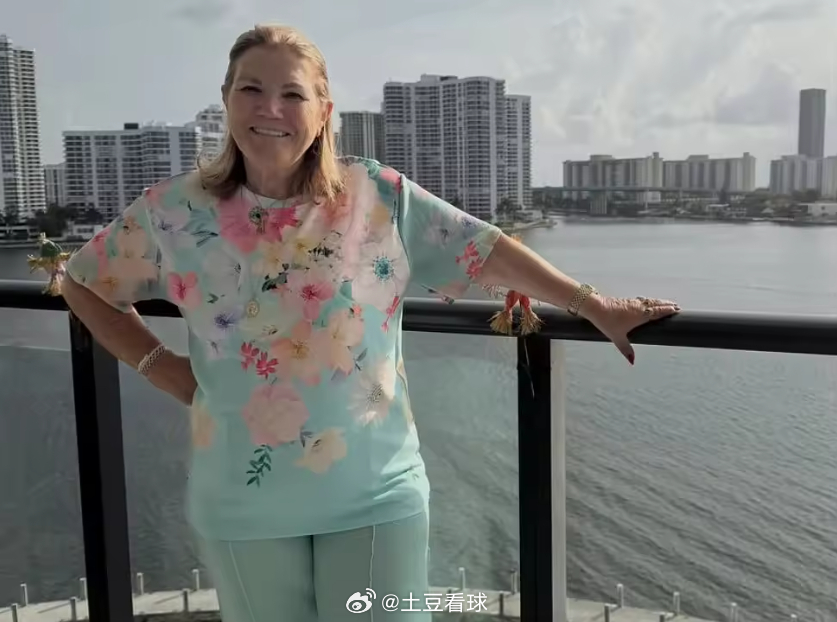 C罗的母亲玛利亚·多洛雷斯在社交媒体上深情致谢，她饱含感激地写道：“我想衷心感谢