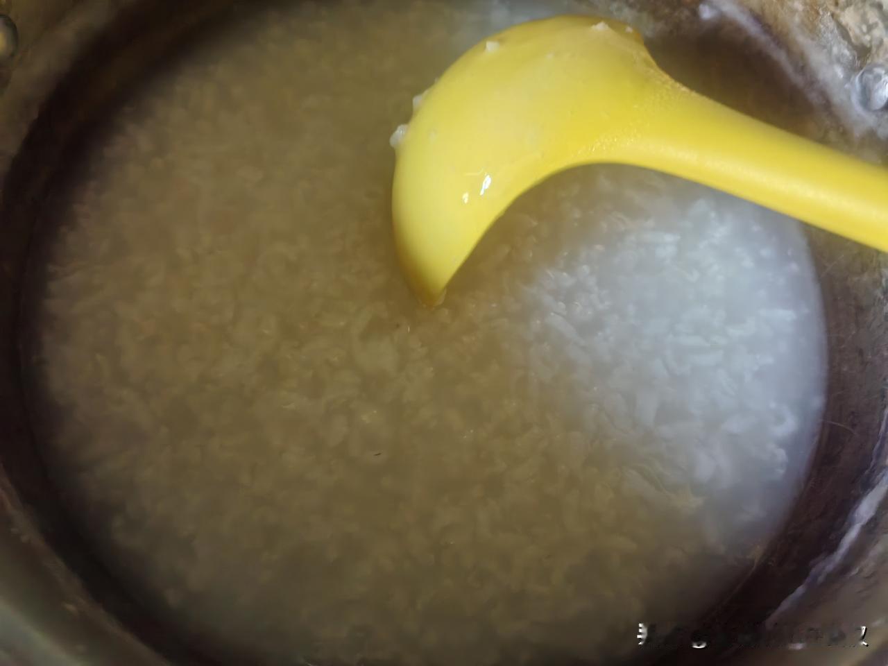 养胃第二天。

今天早上，队友早早起床，帮我熬好了白米稀饭，做了全谷面粉饼子，我