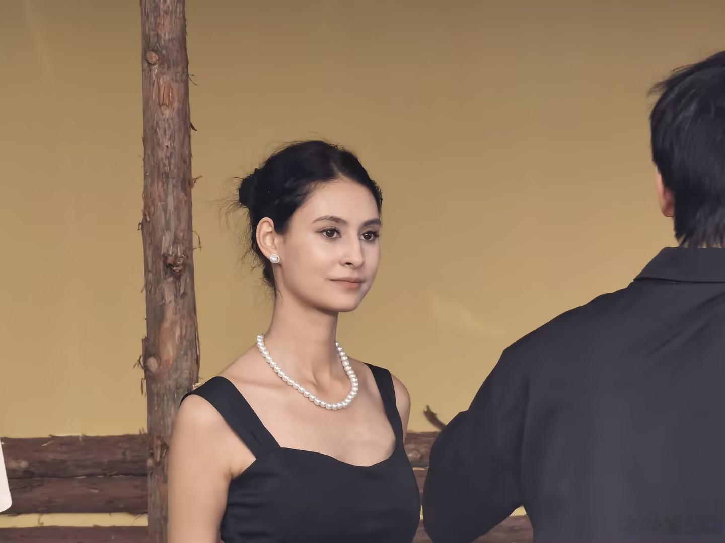 领克07 GT发布会现场，这格调你就说攒不攒劲吧。香车、美女、科技、户外场景，这