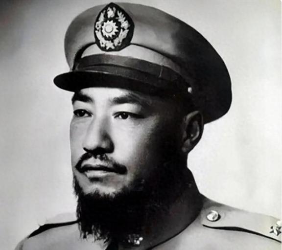 1958年，青海“土皇帝”马步芳偷偷在亲侄女喝的水里下了药，扒光她的衣服后，迫不