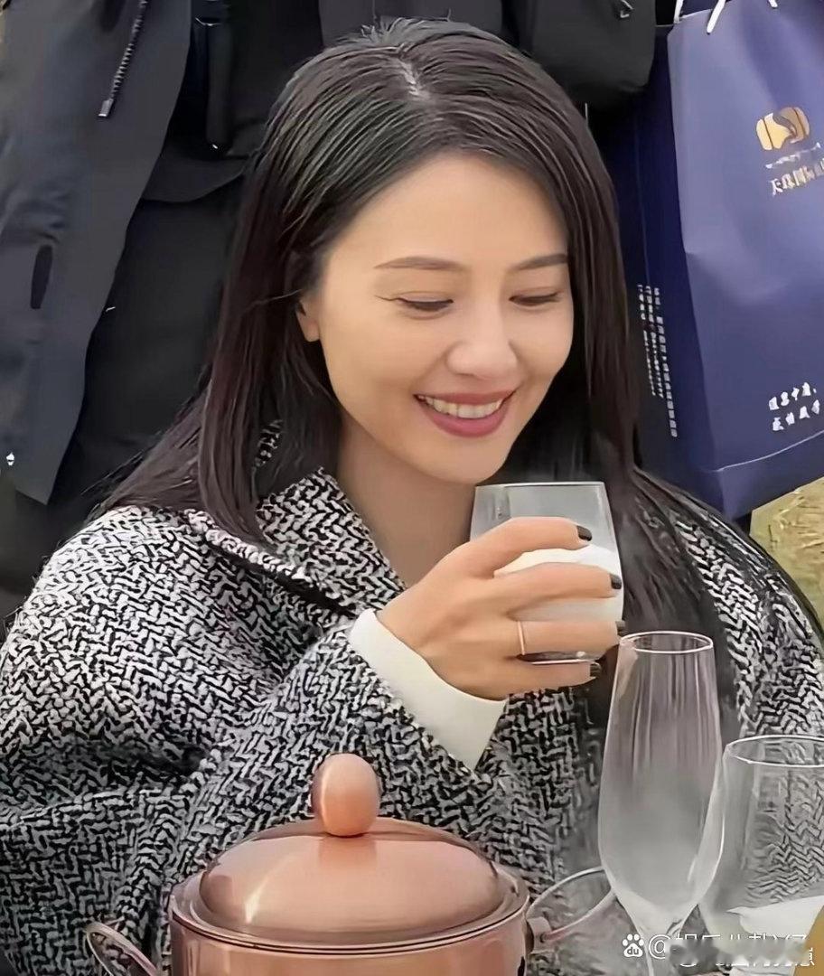时光尽显温柔，高圆圆鬓角添了些许白发，自带岁月沉淀的从容美感。 