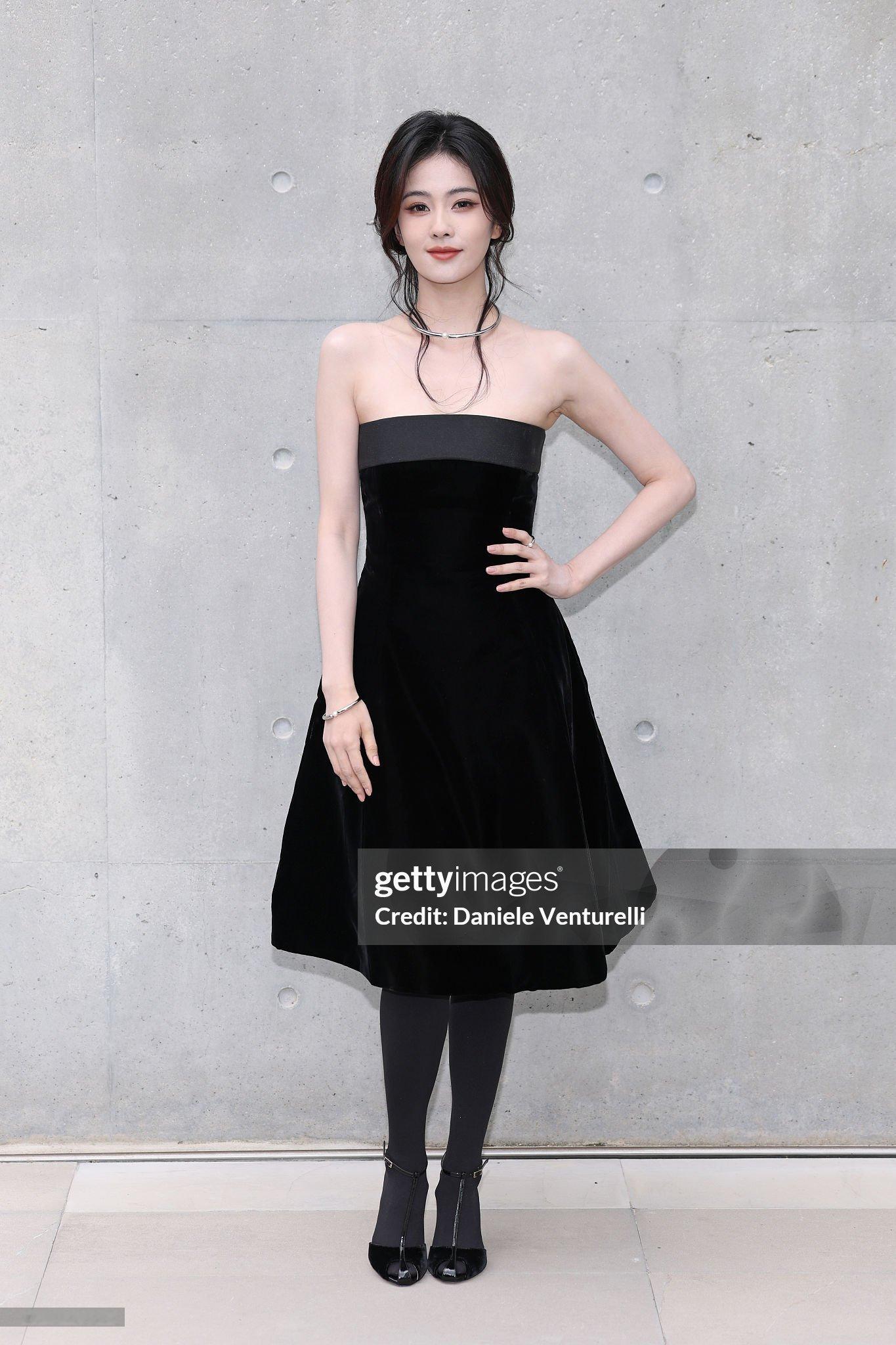 白鹿｜Emporio Armani 2026 春夏女装系列时装秀抵达秀场   ～