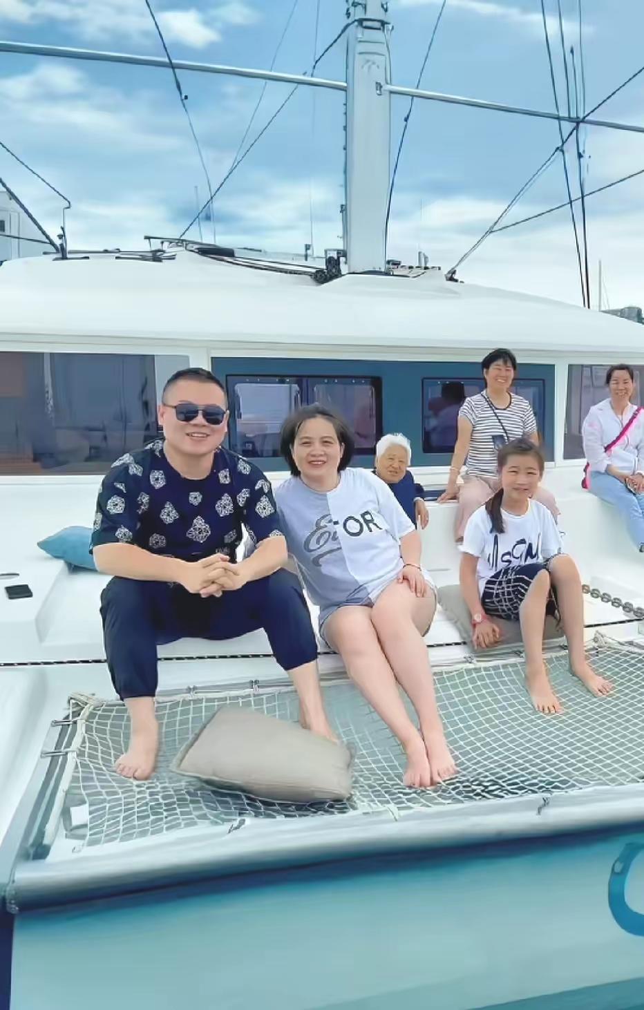 岳云鹏一家三口和妈妈与姐姐，一起做游艇游玩，简直不要不要的，他的闺女和他长的实在