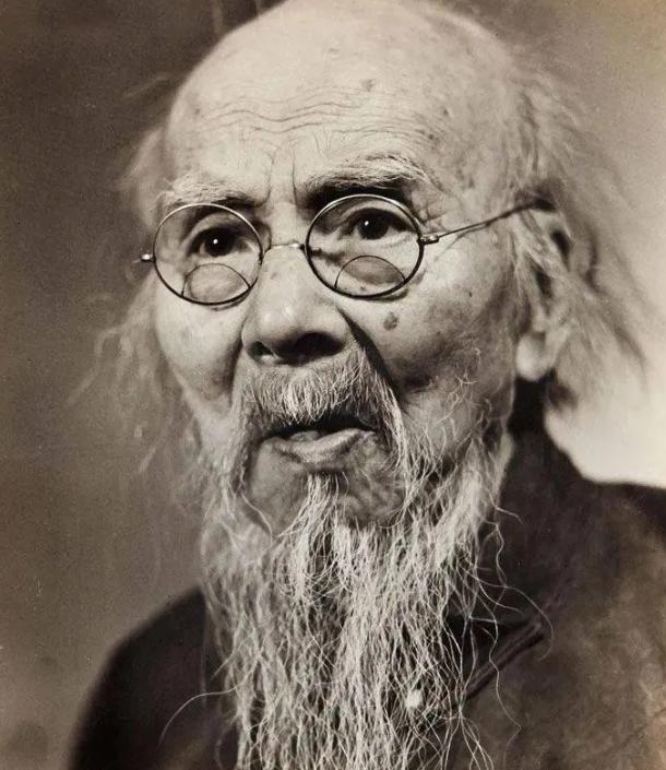 1926年，齐白石在北京购置了一四合院，想要找一个看门人。一个晚清老太监主动上门