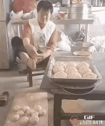 天呐！我看到这个视频瞬间对外面卖的包子阴影了。为了快，真的什么都干得出来。难道她