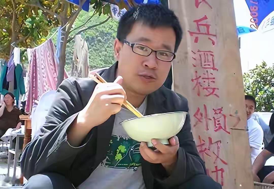 当年揭露“三鹿奶粉”的上海记者，4年后辞职，17年后变成这样
 
提起2008年