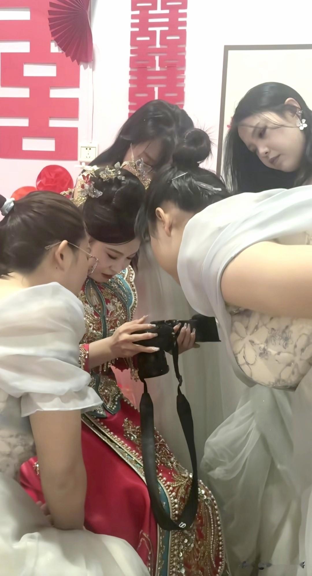 这是婚礼摄影师最紧张的时刻
婚姻结束，新娘子和伴娘们开始对摄影成果开始检查，婚礼