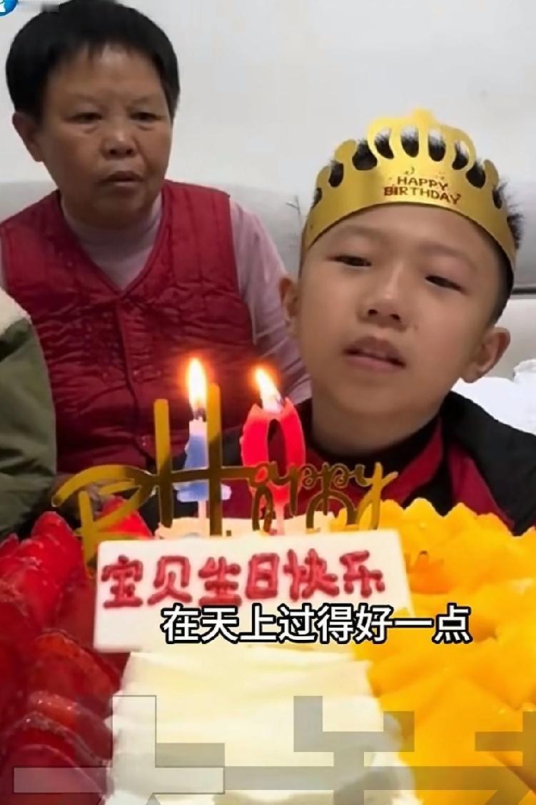 妈妈陪儿子过生日，儿子沉思良久哭着说出了生日愿望“我想要爸爸在天上过的好一点”小