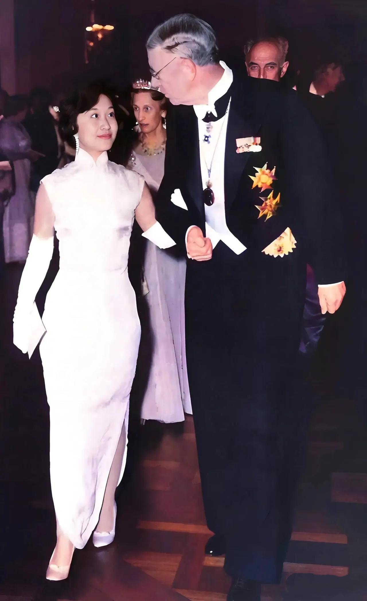1957年，杜致礼挽着瑞典国王古斯塔夫六世出席诺贝尔奖晚宴时的一幕，当时的杜致礼