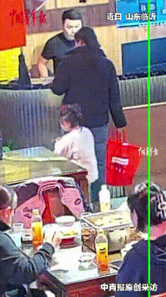 餐馆里的热饭与300元，照见最真实的人间冷暖
 
一位母亲带着生病的孩子到县城看