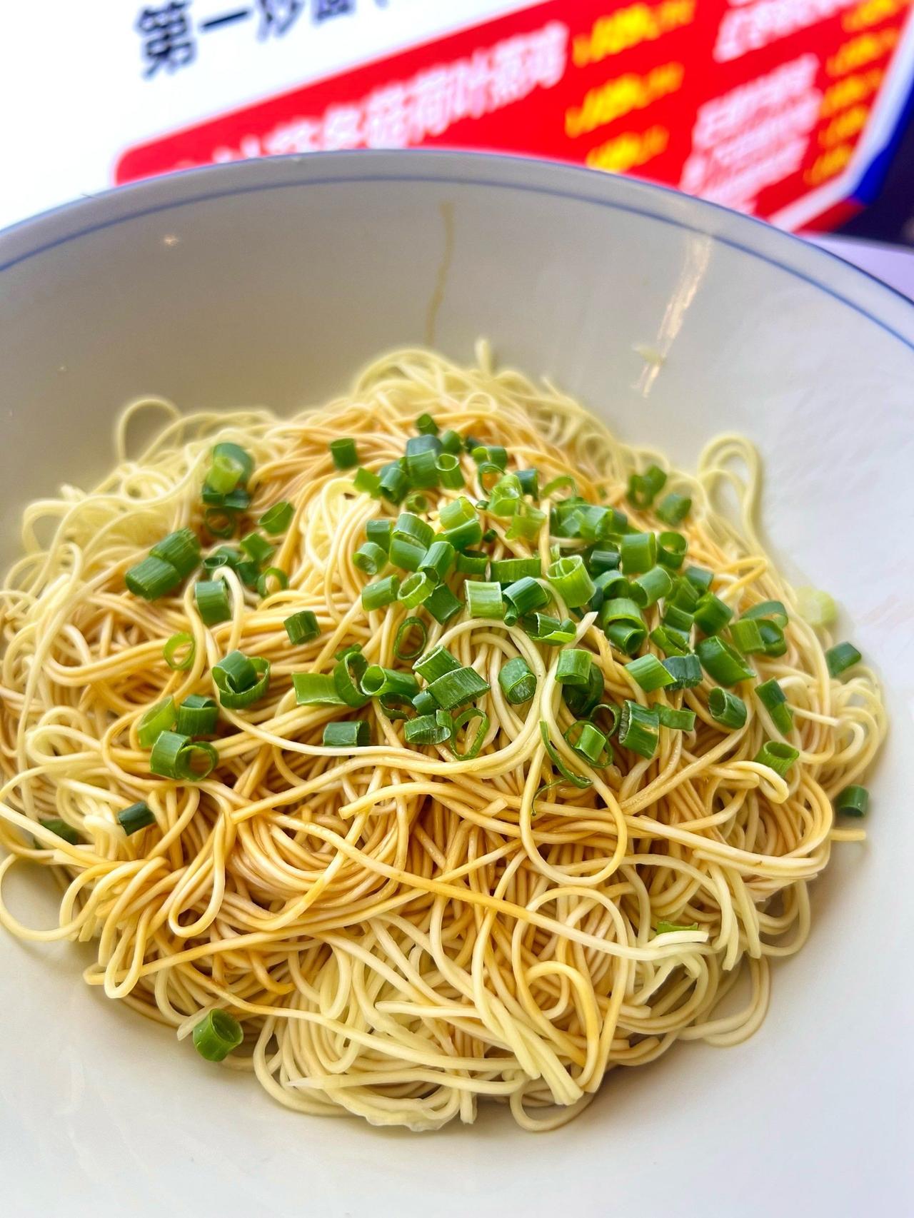 那碗没吃完的面
清晨去买豆腐，碰见了老邻居张姐。她提着菜篮子站在路口，头发白了大