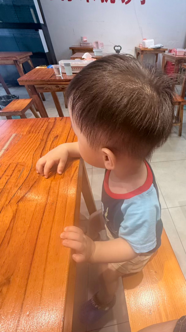 爹的我震惊了 居然有小孩出去吃饭可以乖乖坐着不乱跑 不乱碰东西 去坐摇摇车坐完了