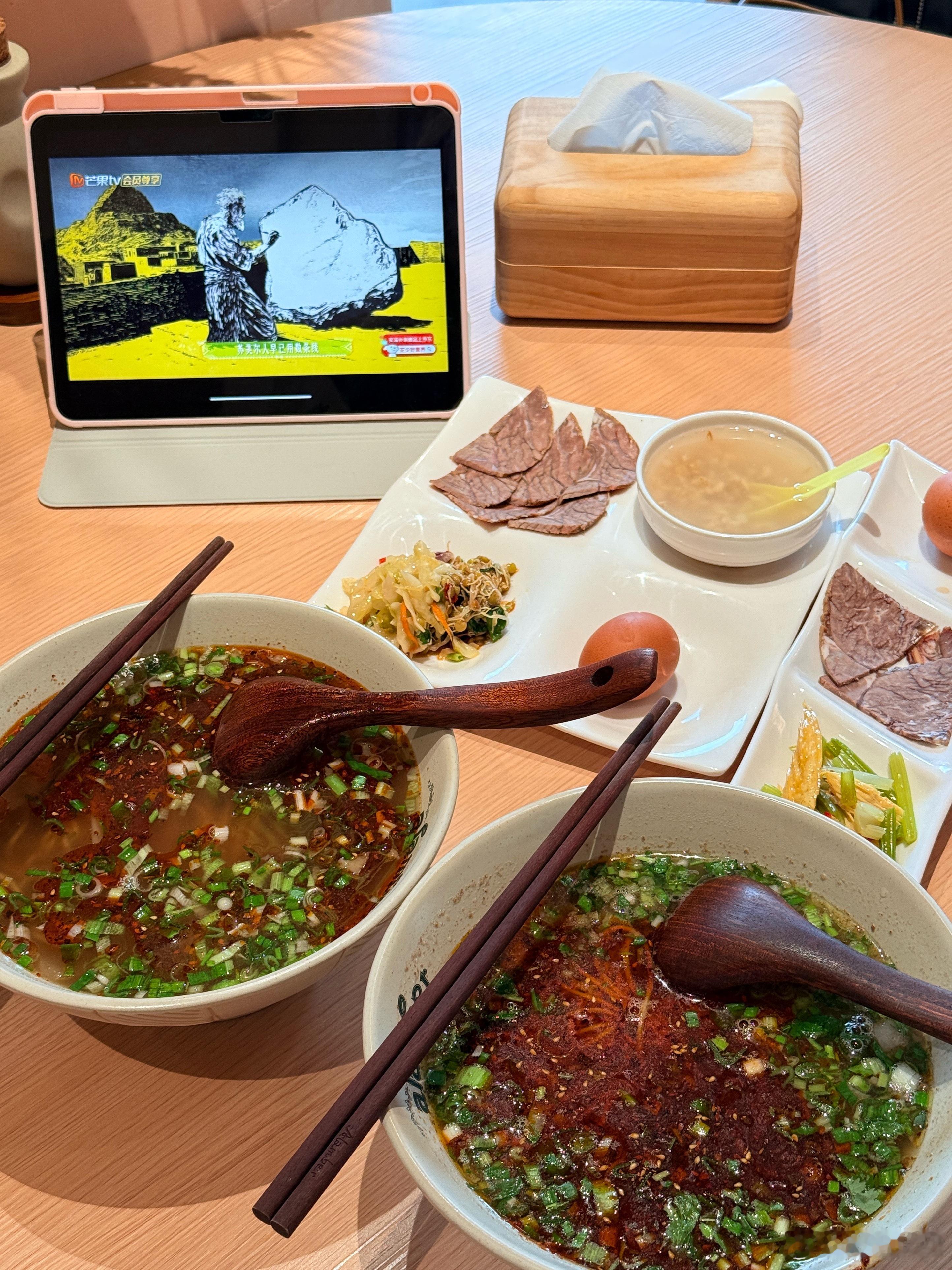 来兰州中转，也是吃上本地的兰州牛肉面了🍜，昨天体感温度50度➕，今天20度，温