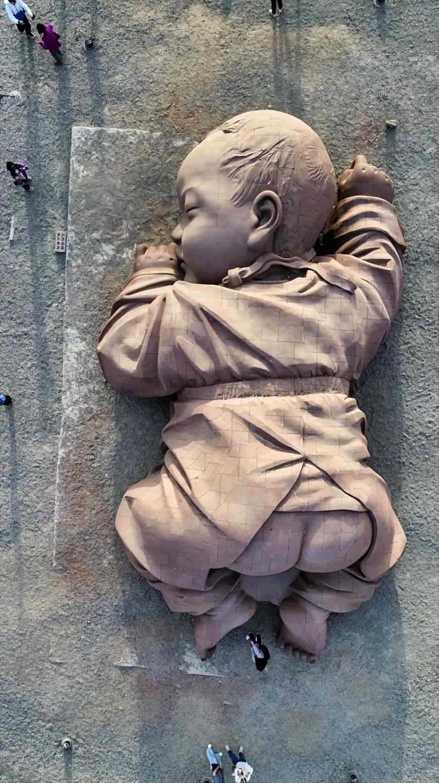 瓜州那个趴在地上的大胖小子，以前只觉得壮观，现在细想觉得有点“吓人”。

几百万