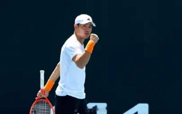 萨拉索塔CH75四分之一决赛头号种子吴易昺以6-4/7-6（4）击败巴西球员达席