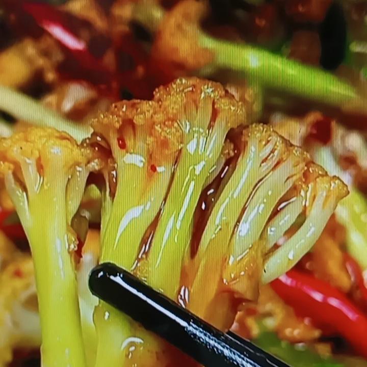 花菜这玩意儿，平时看着平平无奇，没想到做出来这么绝！就说干锅花菜吧，先把花菜切成