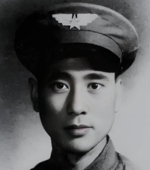 1949年2月22日，冀东解放区的田野上空，一架国民党C-46运输机突然低空迫降