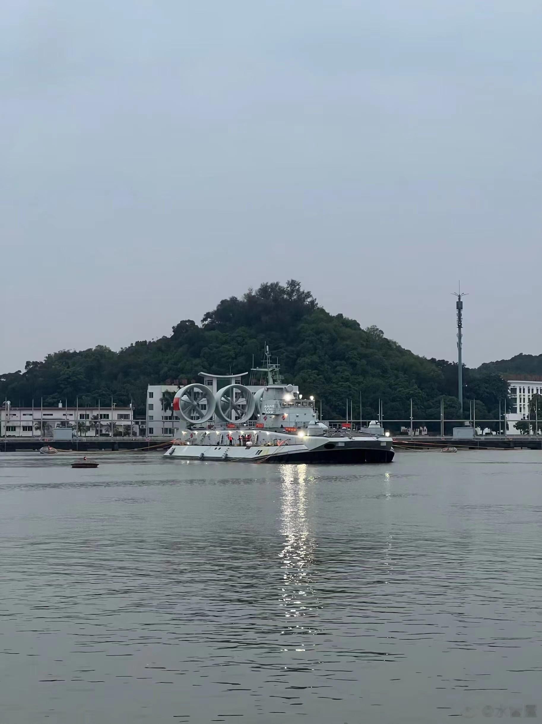 国产野牛终于露面！根据网络照片显示，一艘全新的“野牛”大型气垫登陆艇3260艇曝