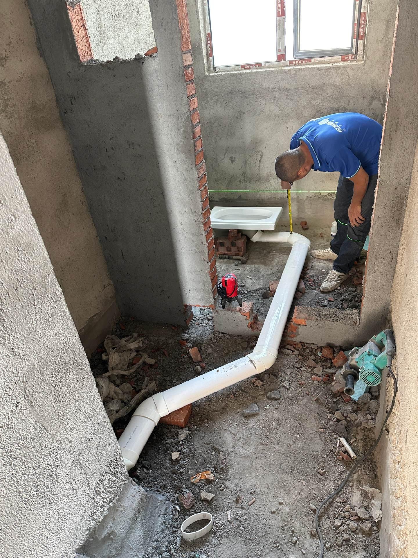 蹲便器移位安装。移位安装不一定扁管就能降低安装总高度，关键是取决于蹲便器。