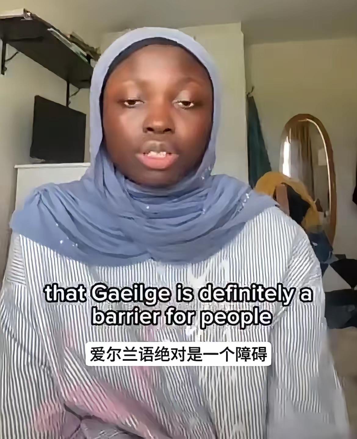 这名移民吐槽爱尔兰学校只教爱尔兰语，应该注重多元化。

而且招了太多爱尔兰老师了