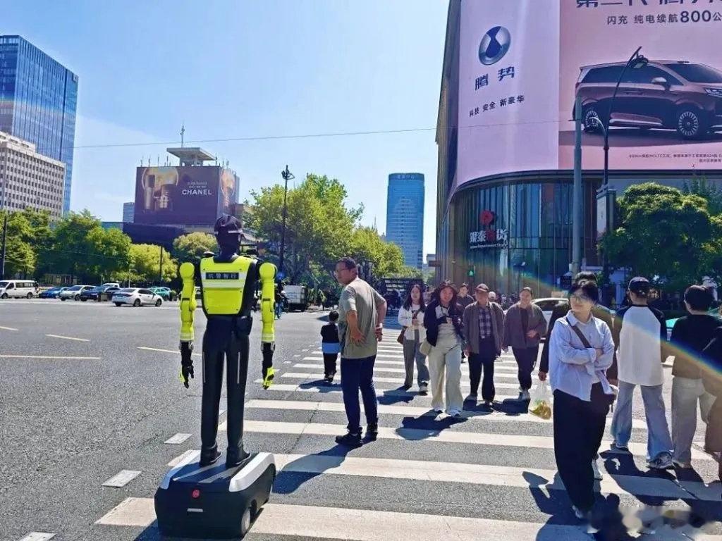 劳动节杭州机器人交警上岗继首都北京芜湖之后，杭州也上线机器人交警👮，这回是真的