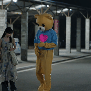 周柯宇的身高穿玩偶服都得是大号的周柯宇穿玩偶服细长一条哈哈哈哈！身高太高玩偶服都