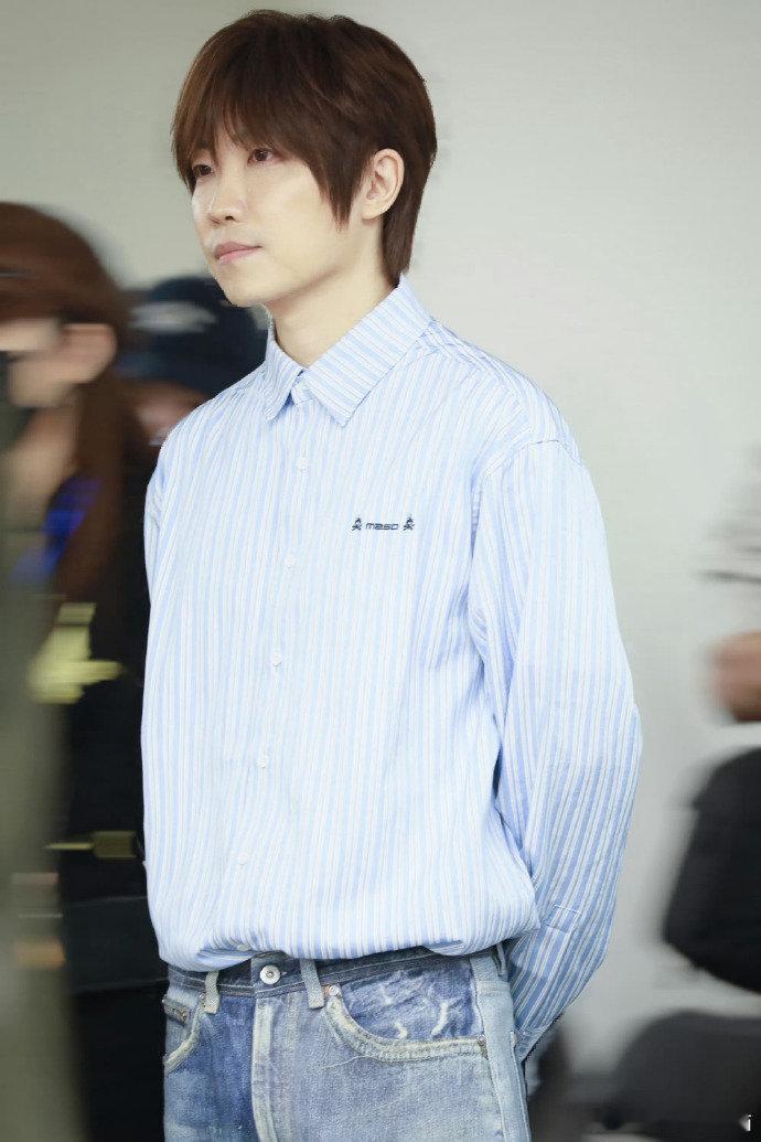 徐良不是老来俏是一直俏 徐良白月光归来的杀伤力《犯贱》前奏响起的瞬间，全场DNA