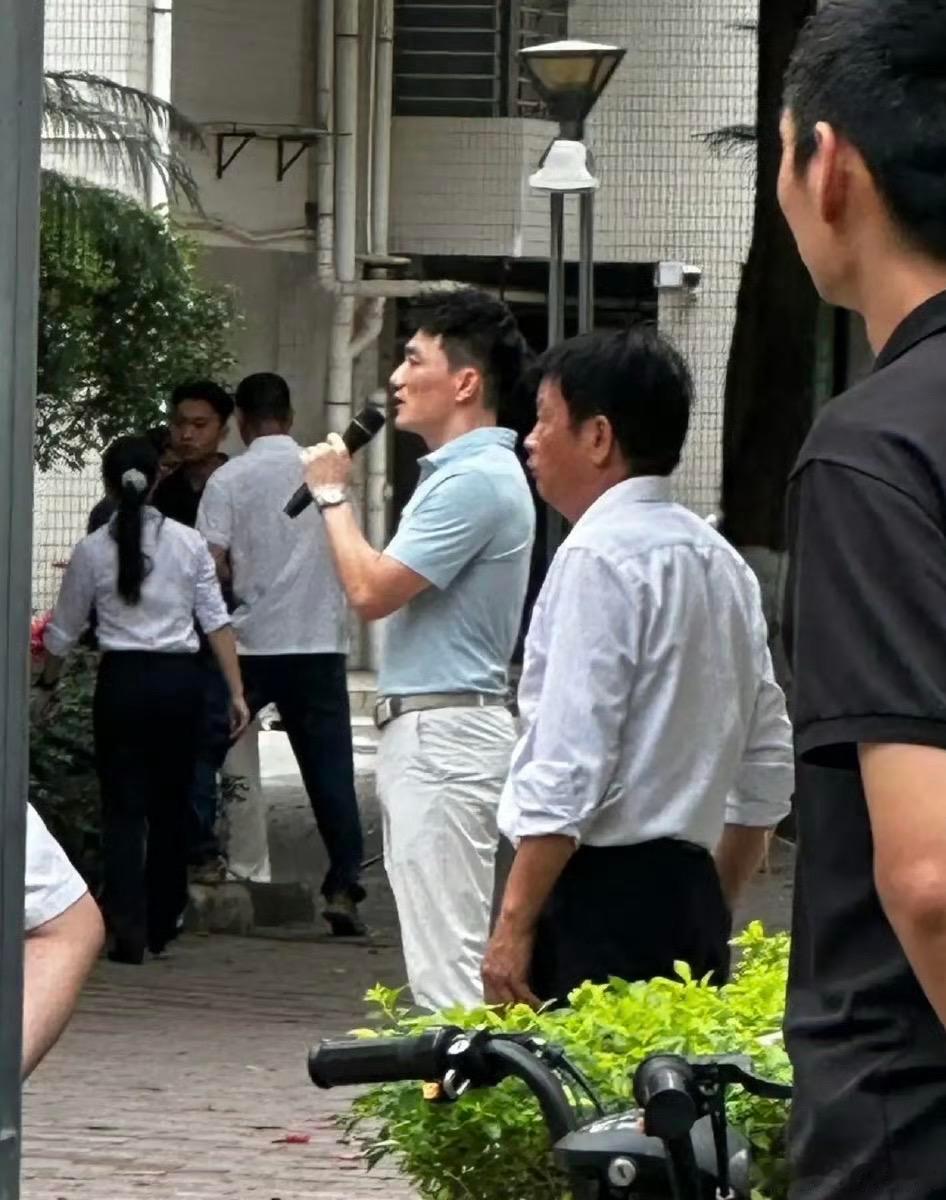 偶遇张馨予老公何捷，在校内给保安培训。 