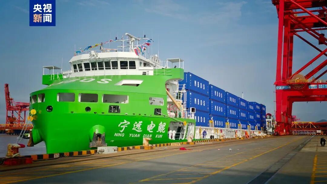 15日，国内首艘万吨级纯电动智能集装箱船“宁远电鲲”号从宁波舟山港驶向嘉兴港，正