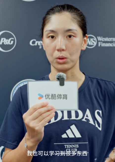 王欣瑜回应0比2萨巴伦卡 比分是0-2，但第二盘她确实打得更好了。面对世界第一，