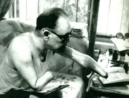 1950年，长津湖战役中，17岁的朱彦夫重伤昏迷，被美军补刀划开肚子，疼醒之后他