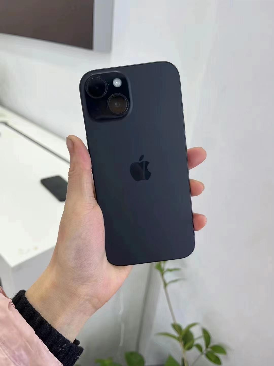 太烦了，一朋友买了iPhone 15被说是“人傻钱多”，我就好奇了，现在用什么手