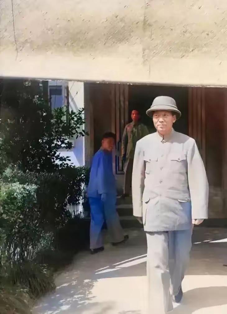 1945年9月，毛泽东主席在重庆谈判时，头戴考克帽参加活动的一幕。这顶帽子是周恩