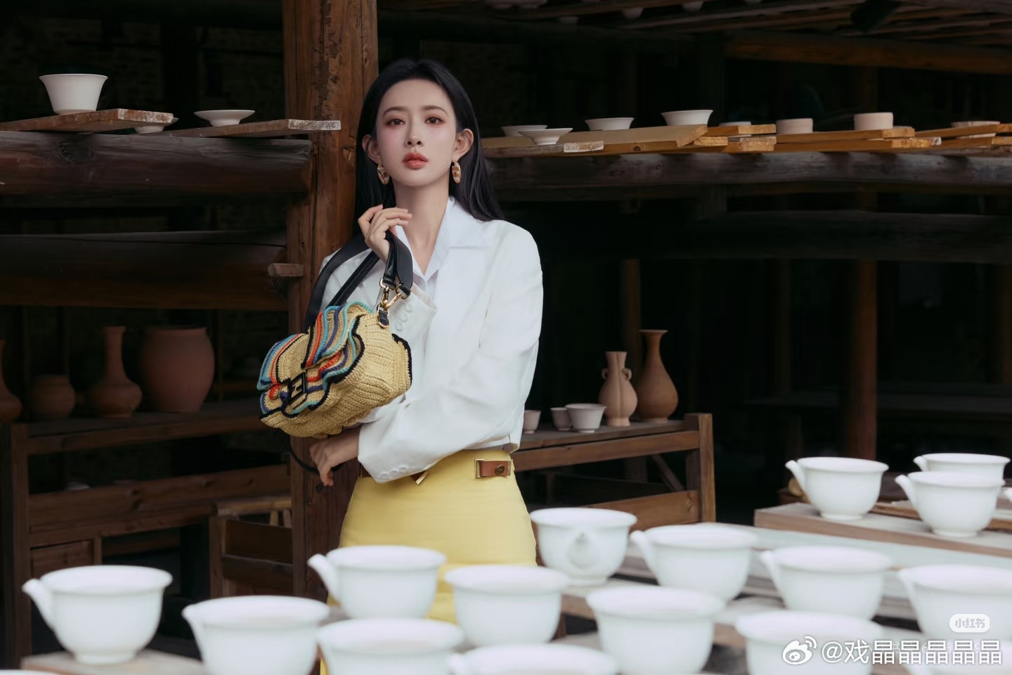 孟子义这次在Fendi景德镇活动的造型蛮好看的，一身纯白衬衫、白色皮夹克和黄色高