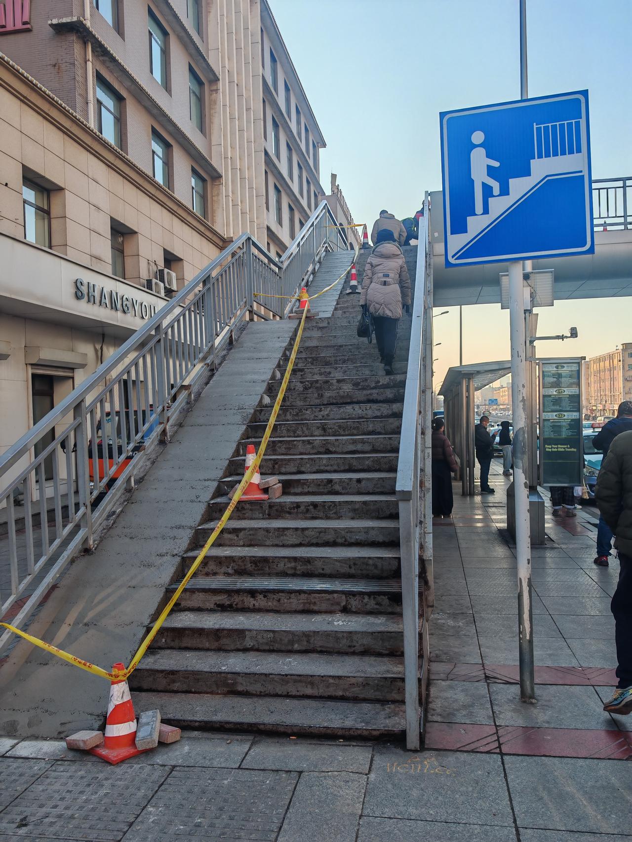 便民天桥，改变生活。人车同行，乐哉乐哉！[赞]