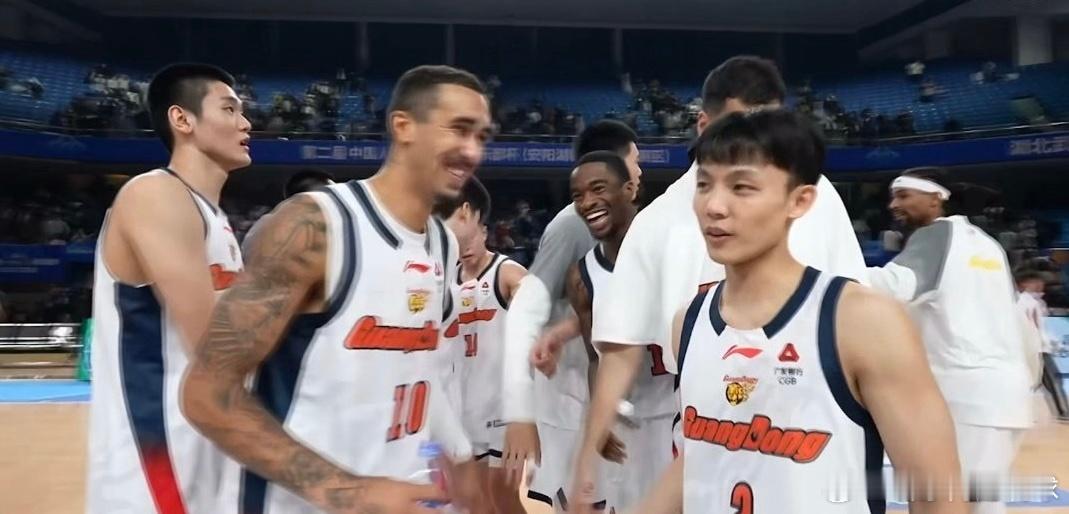 广东94:80龙狮广东东阳光战胜同省小老弟广州龙狮，拿到第二届cba俱乐部杯首场