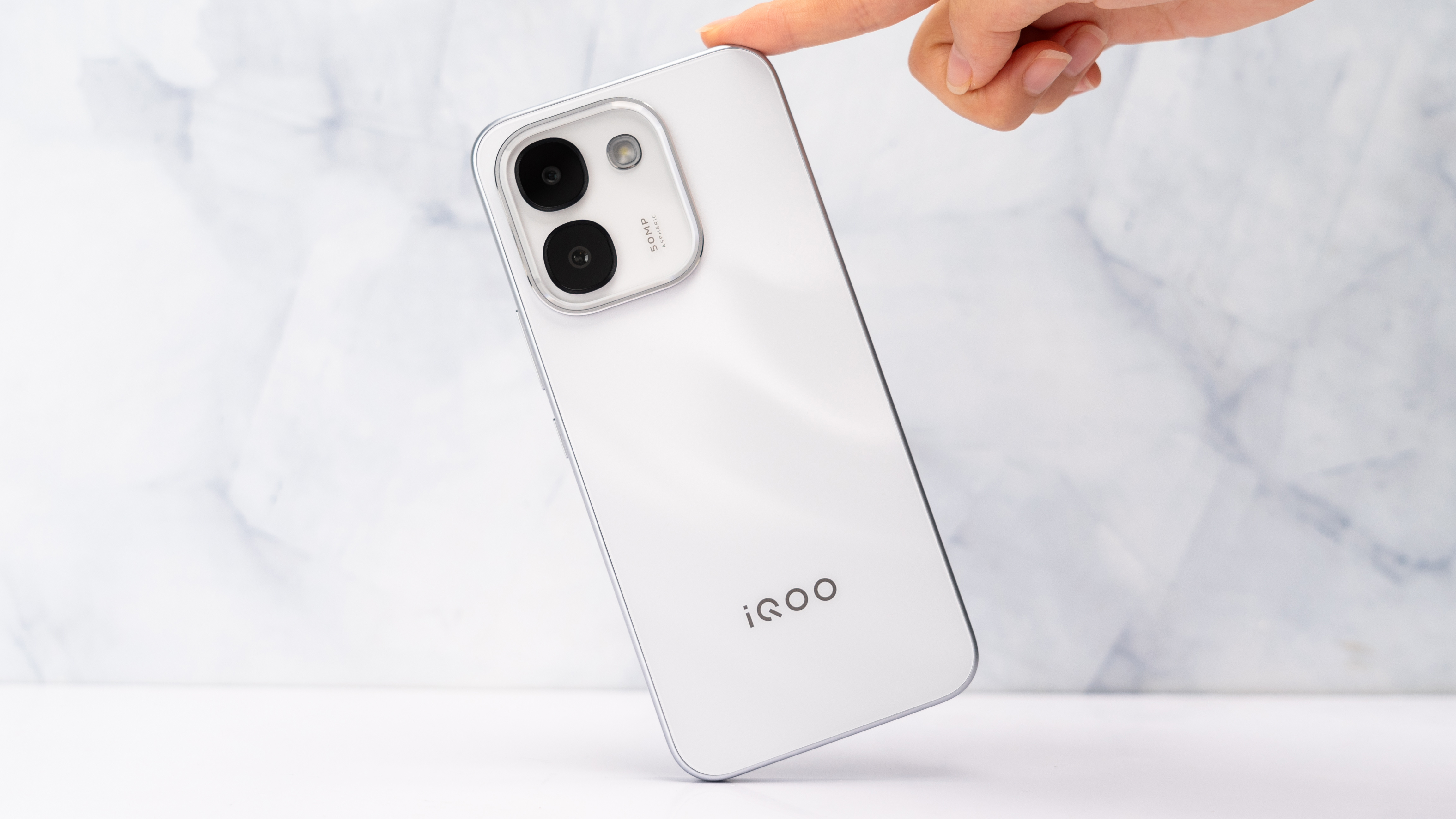 iQOO Z11S 「雪屿白」天玑7500满血版；10000mAh蓝海电池；14