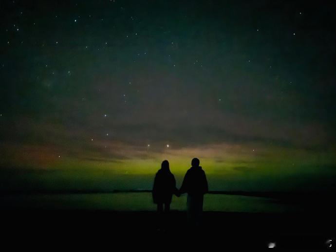周杰伦星空下的浪漫真的是太美好了吧，而且两个人的背影充满了唯美的气息！真的是很懂
