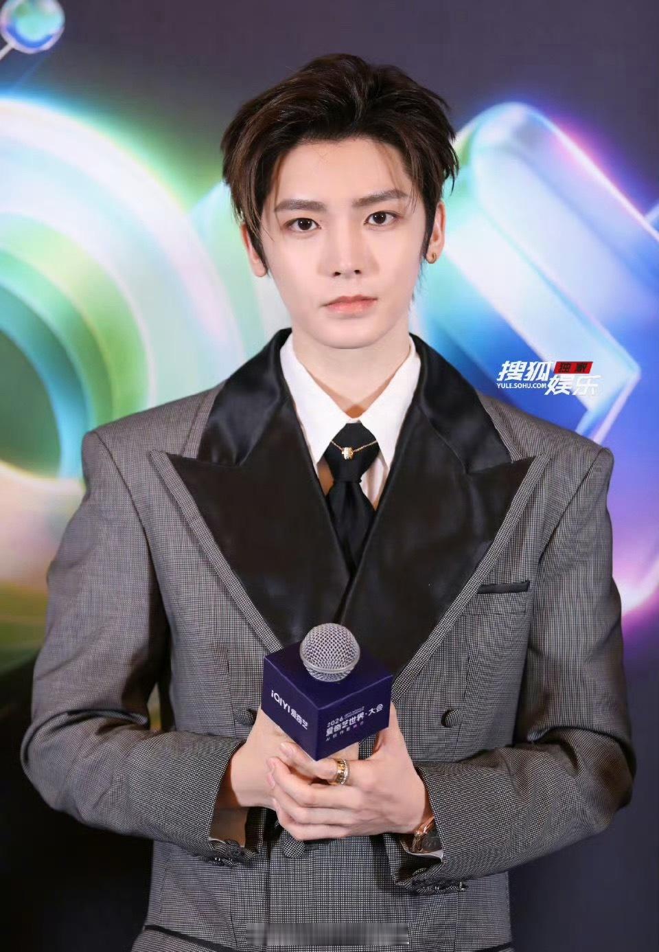 爱奇艺世界大会出席艺人群访生图：侯明昊、敖瑞鹏、艾米、李兰迪，状态如何？ 