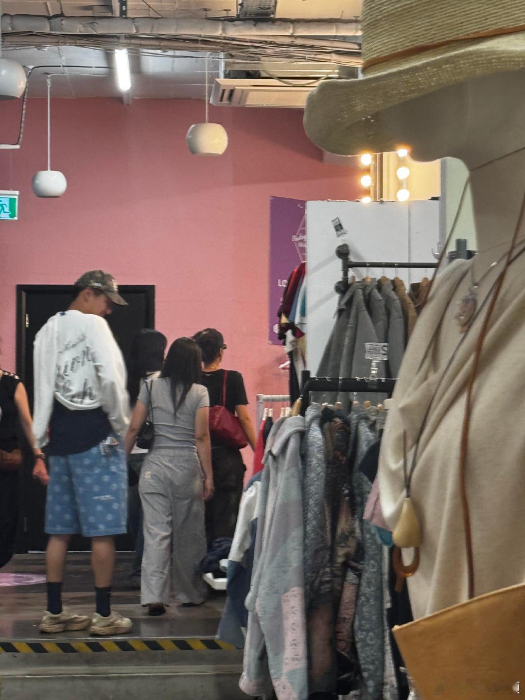 网友伦敦偶遇Jennie逛街网友伦敦偶遇Jennie网友伦敦偶遇Jennie逛街