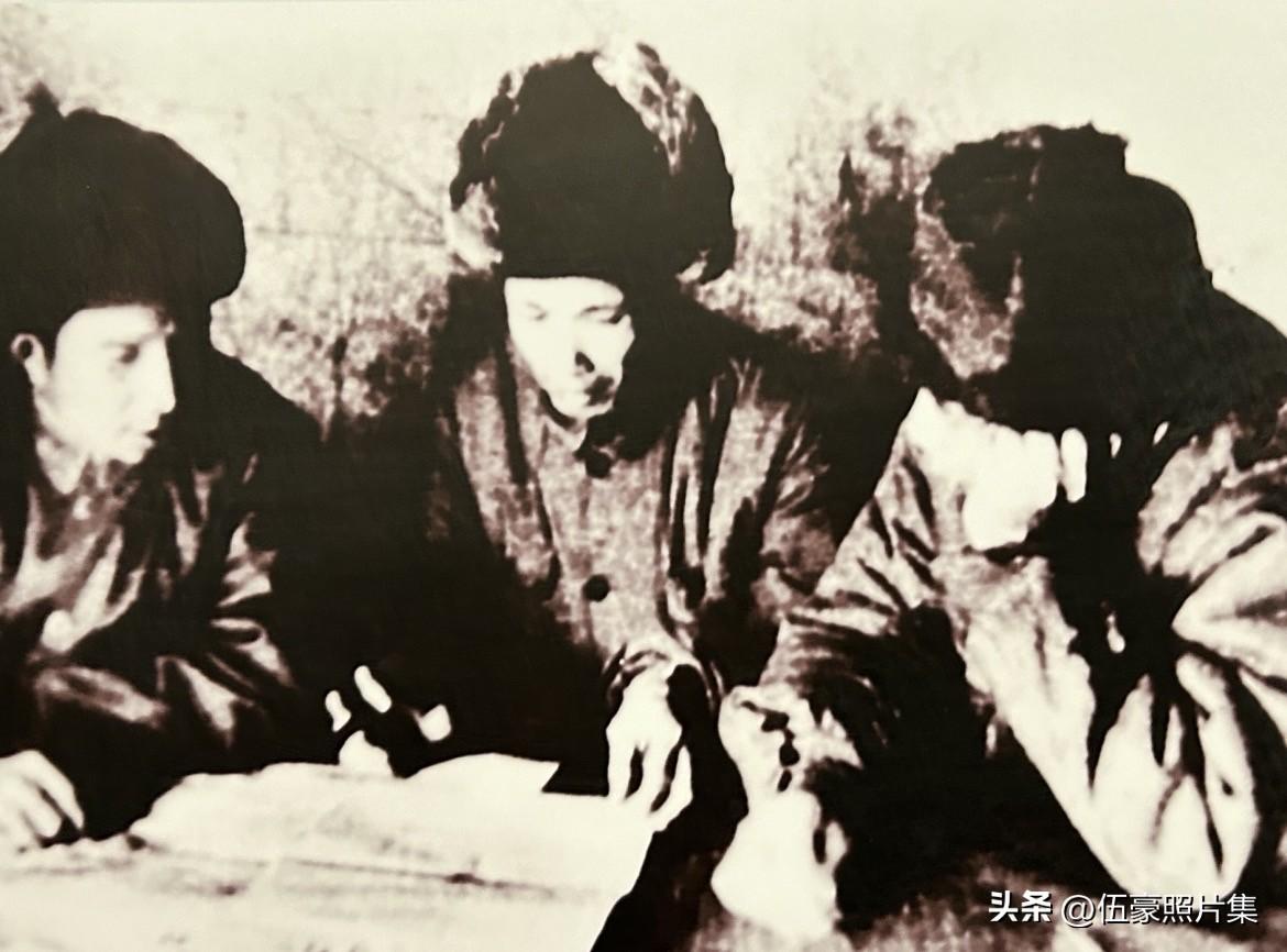 1948年11月，淮海战役期间，华东野战军参谋长陈士榘（右）与华东野战军代司令员