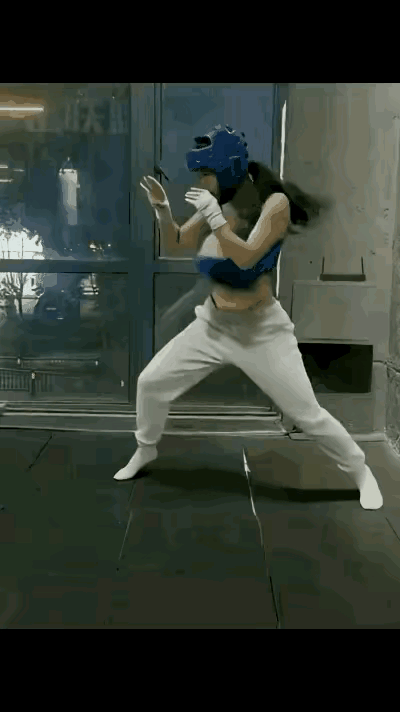 这也不像跆拳道，更像蛇拳。
又有点像鹤拳。