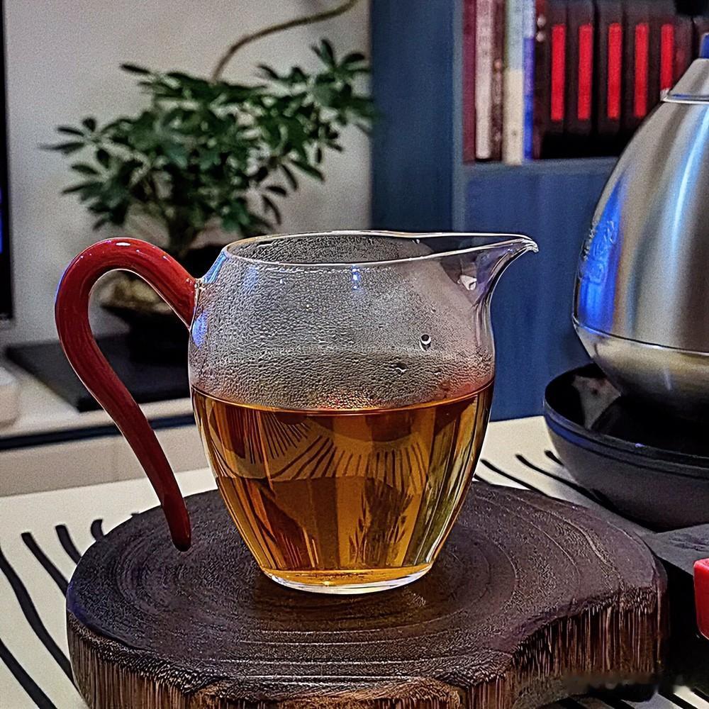 有时喝茶为什么要追求极致?

蝉鸣聒噪，热浪翻滚，空气黏稠得让人透不过气。奇怪的