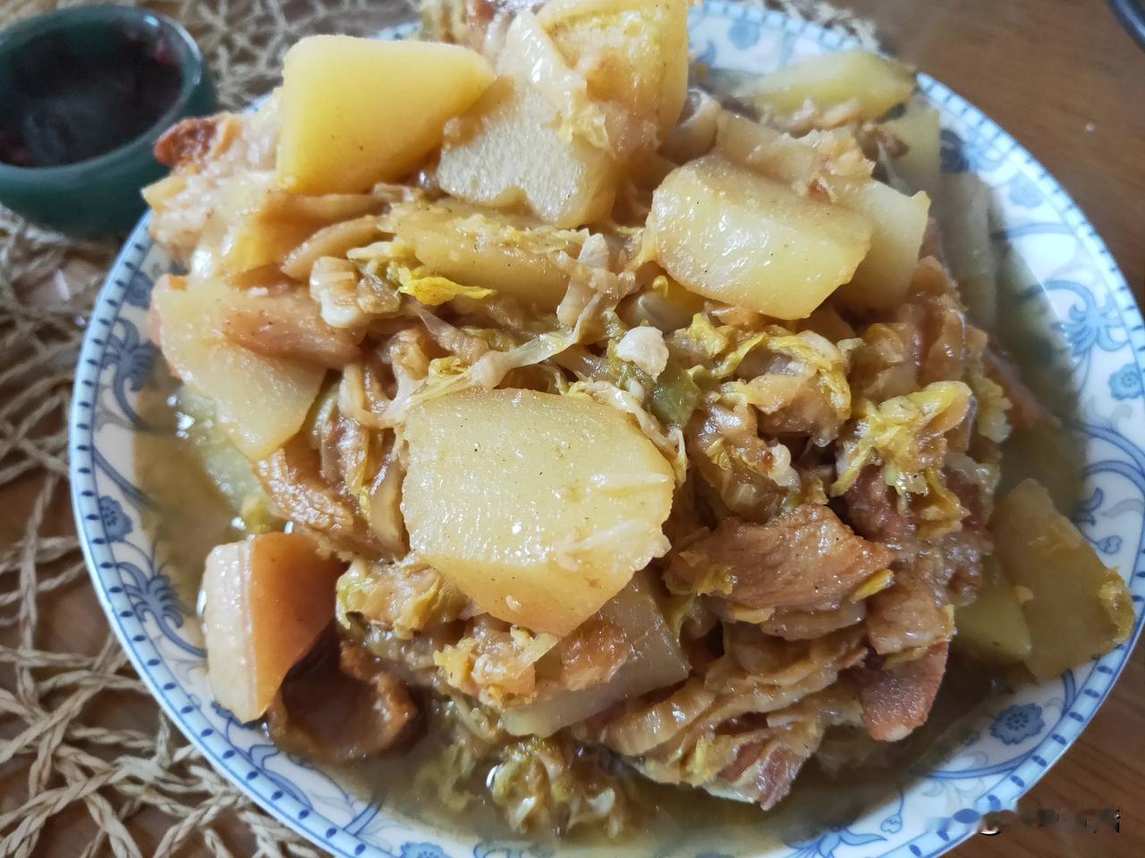 海南的冬天有多冷？
昨天中午做的猪肉烩酸菜
吃完放常温下，才一个小时
猪油就凝固