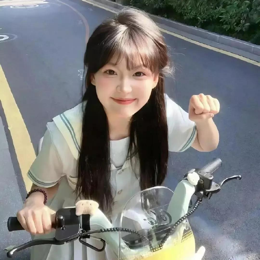 元气少女骑着小电驴，活力满满！纯电小电驴 新能源小电驴 骑小电驴 赶着小电驴兜风