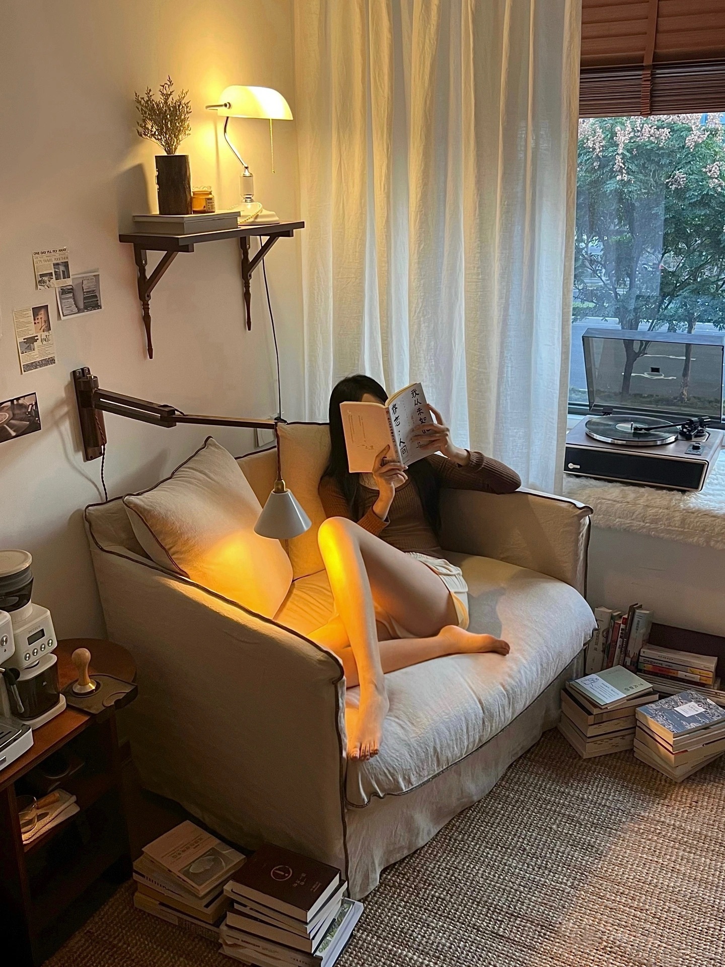 慢生活里的理想时刻傍晚、灯光、旧唱片窝在沙发里这些组成可以称之为感觉的居家时刻。