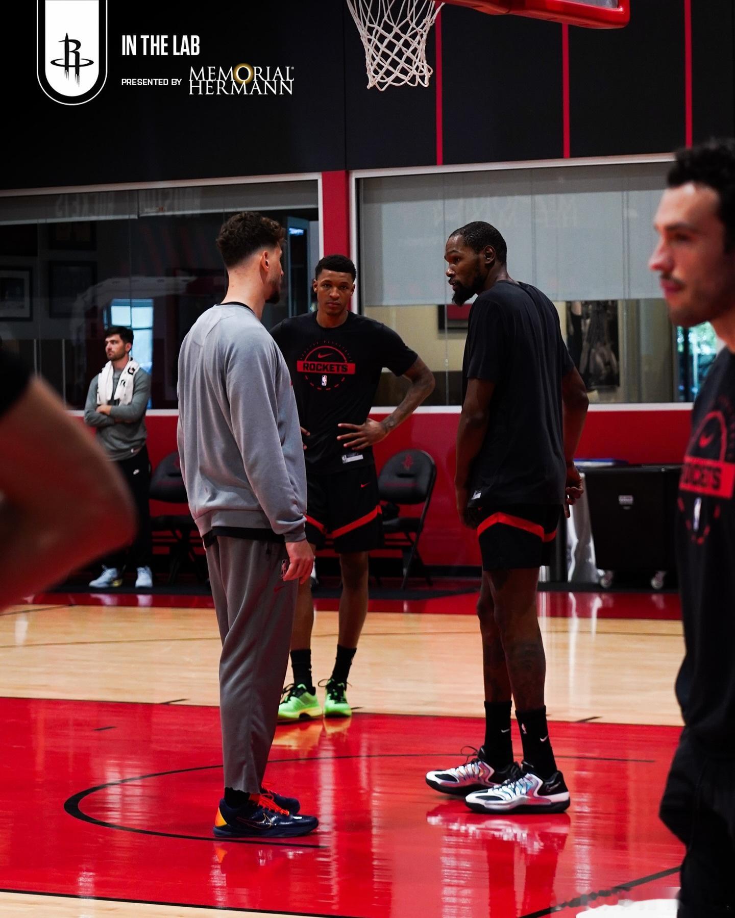 飞往OKC打揭幕战前的最后一次队内训练📸新赛季篮不住nba揭幕战休斯顿火箭 ​