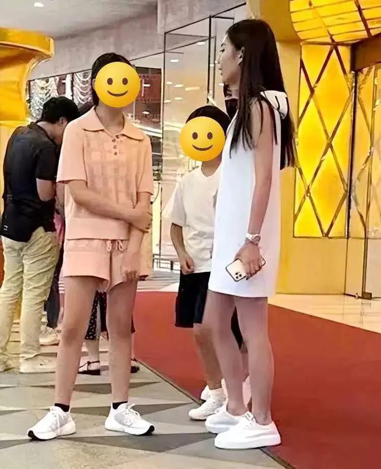 最近，汪小菲带11岁女儿玥儿去海边散心的照片在网上热传。照片里，玥儿一袭白裙宛如
