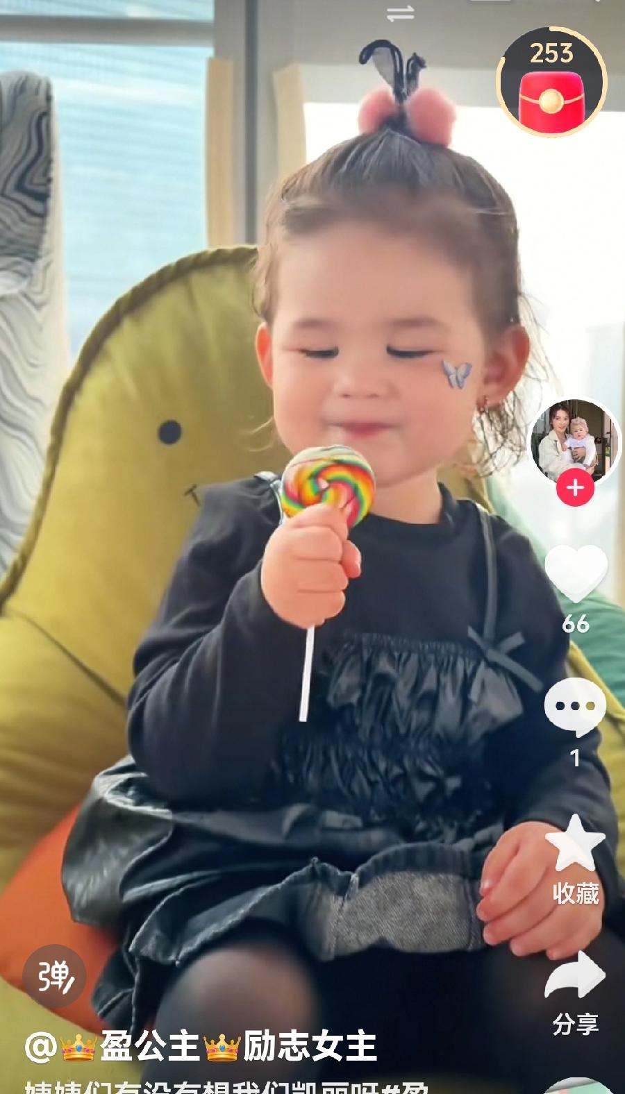 阿迪开启工作模式，没办法照顾小凯莉，回到妈妈身边的她，仿佛更幸福了。[比心][比